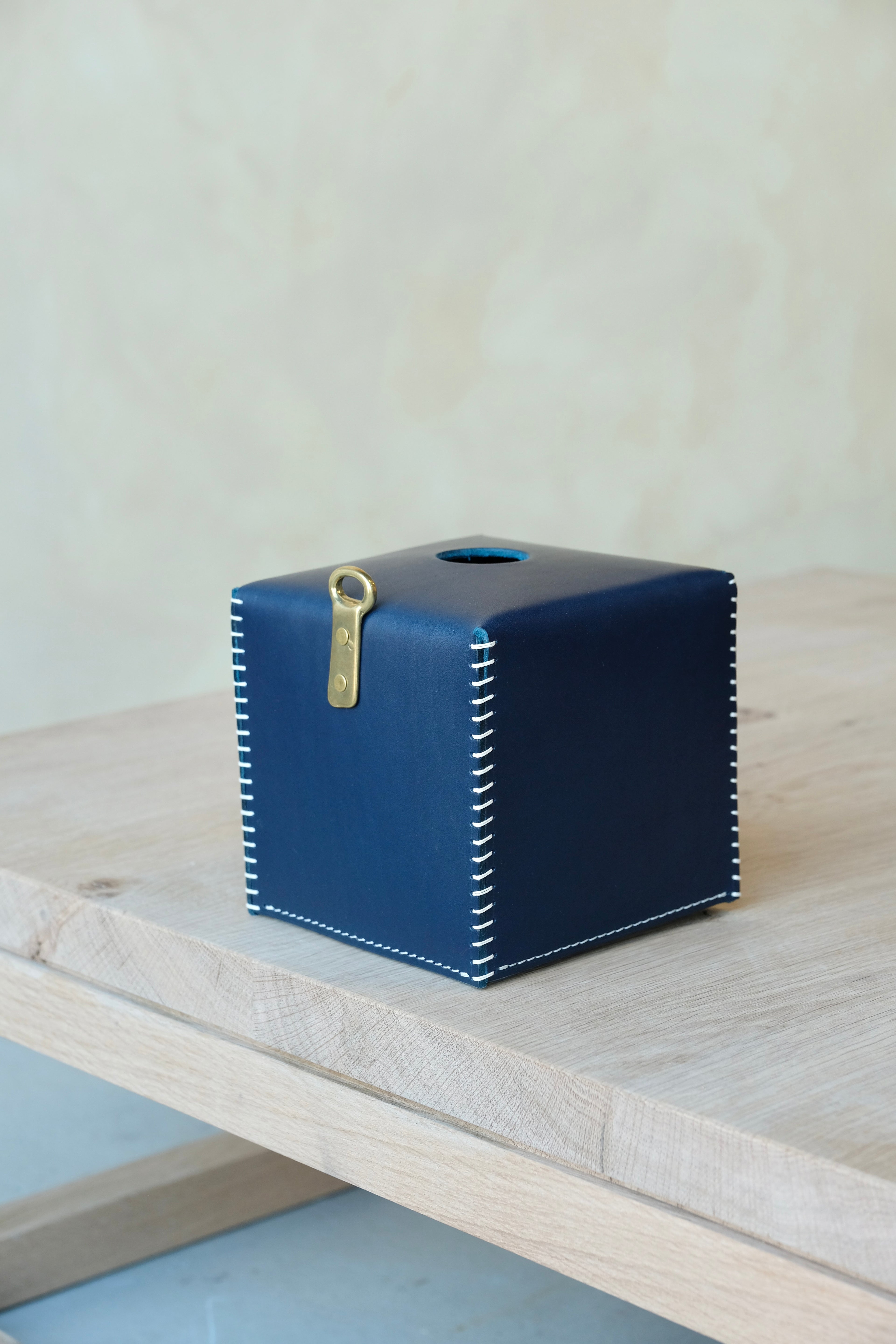EYELET - Leather Tissue Box