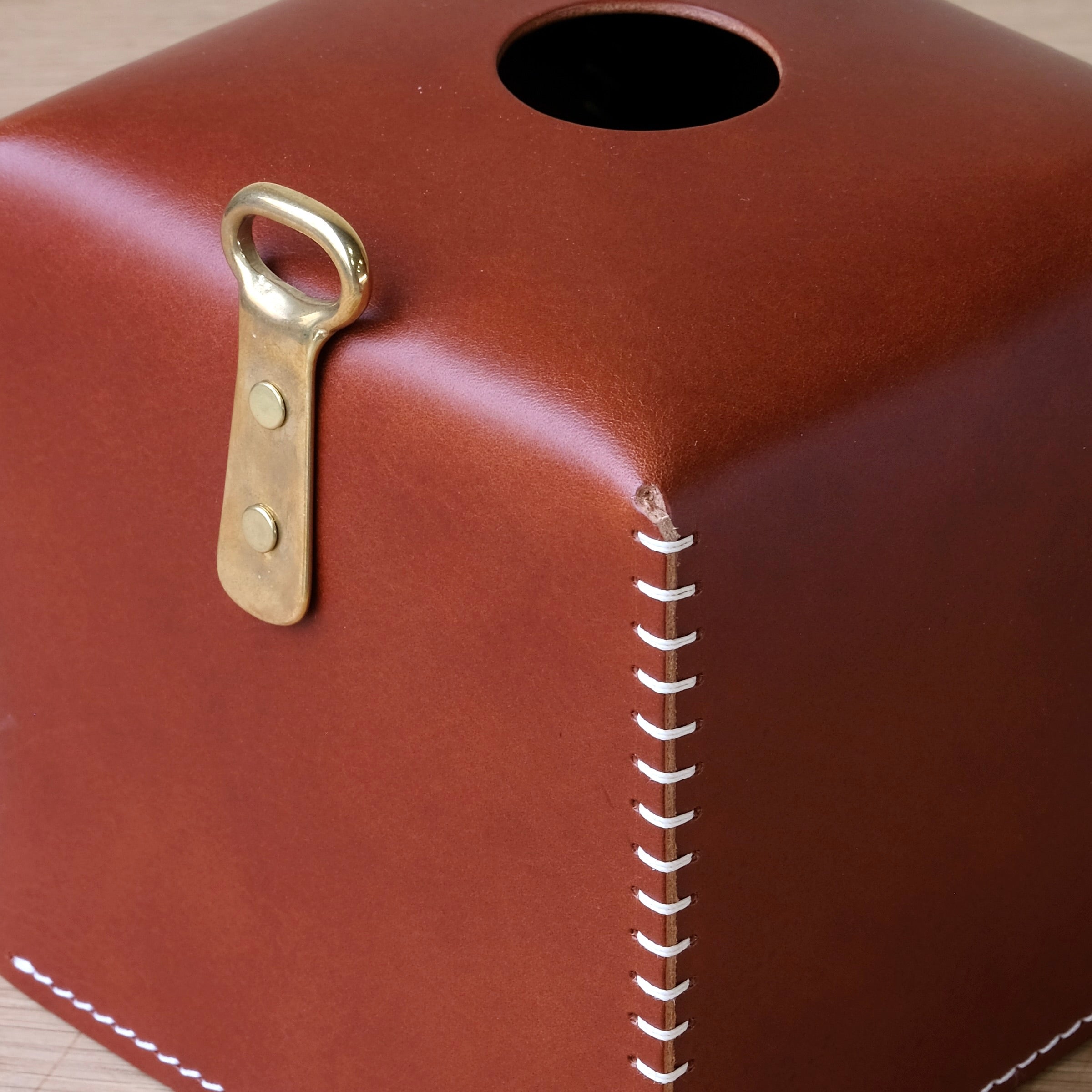 EYELET - Leather Tissue Box