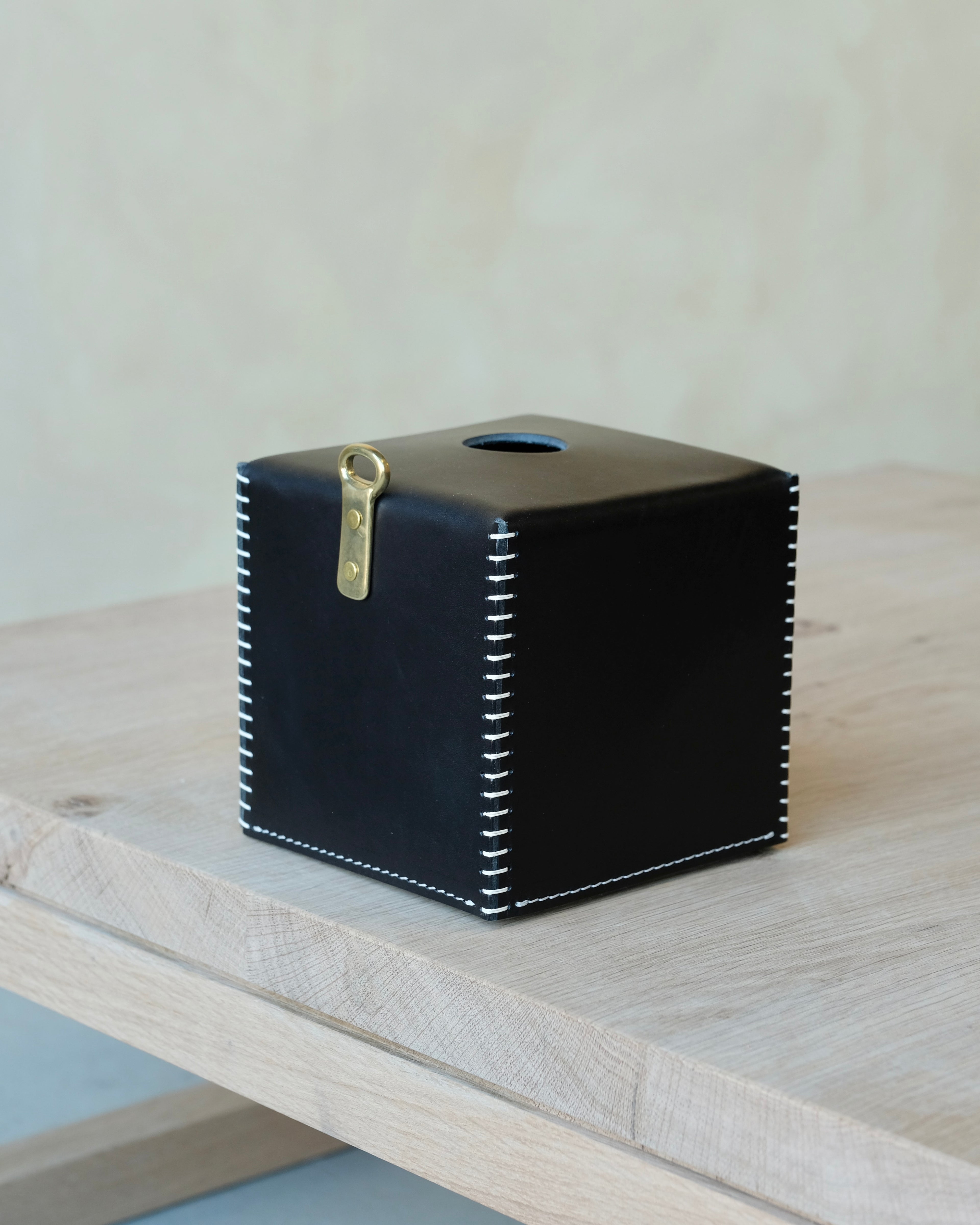 EYELET - Leather Tissue Box